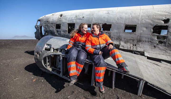 参加ATV旅行团去冰岛南岸著名景点DC-3飞机残骸前留影