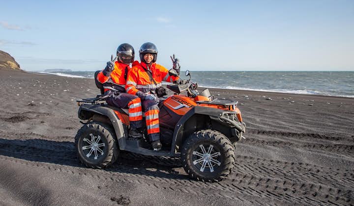 您将在参加冰岛南岸ATV飞机残骸旅行团途中体验高速穿越黑沙滩的快感