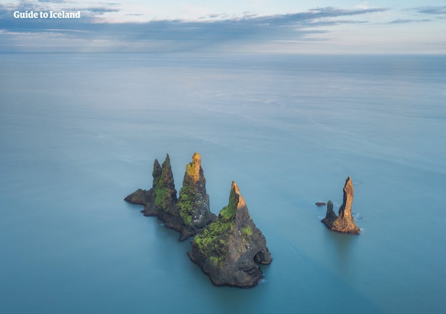 Reynisdrangar är ett exempel på den vackra geologin längs Islands sydkust.