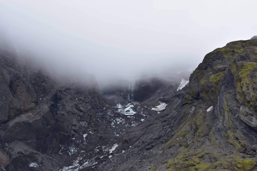 Wolken verdecken Teile des Gigjökull Gletschers.