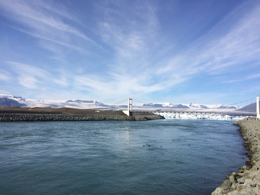 ヨークルスアゥルロゥン氷河湖の手前にかかる橋