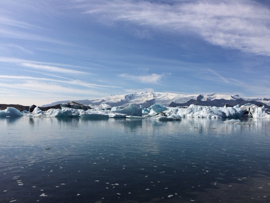 氷河湖には大小様々な氷塊が漂っている
