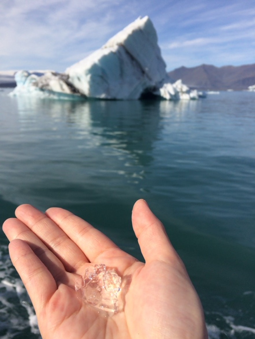 ツアー中には氷河の氷を味わうこともできました