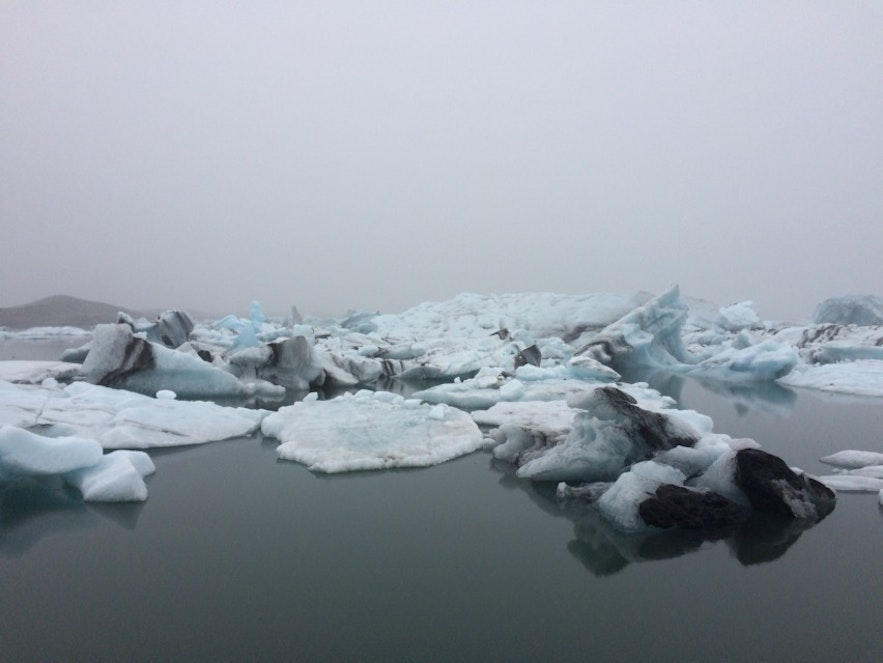 曇りの日のヨークルスアゥルロゥン氷河湖