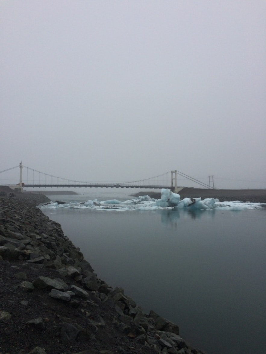 ヨークルスアゥルロゥン氷河湖にある橋
