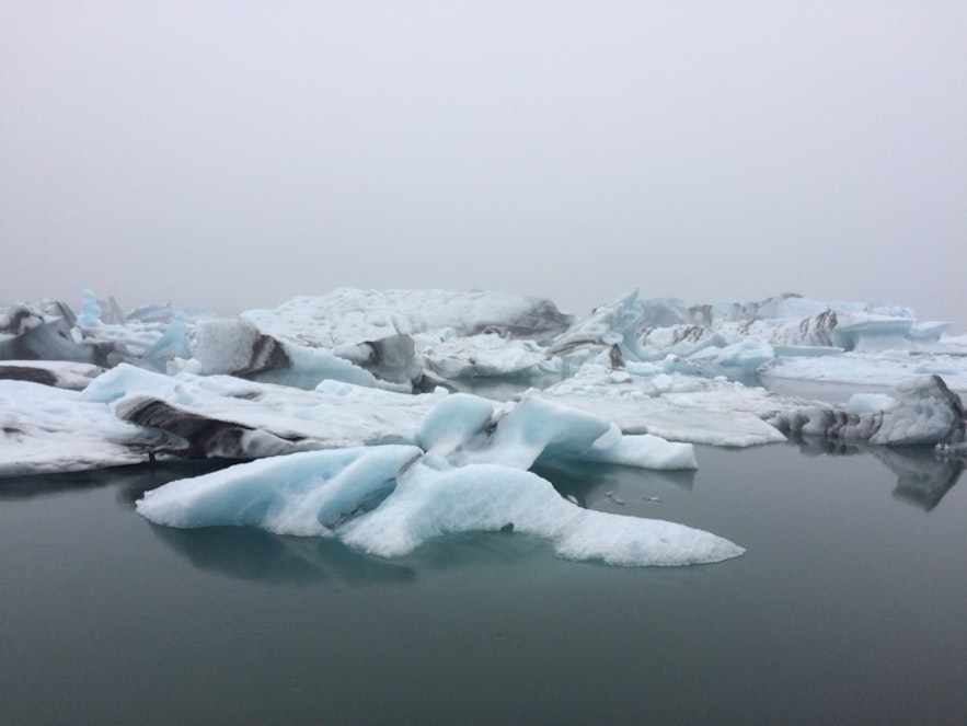 独特な雰囲気のヨークルスアゥルロゥン氷河湖