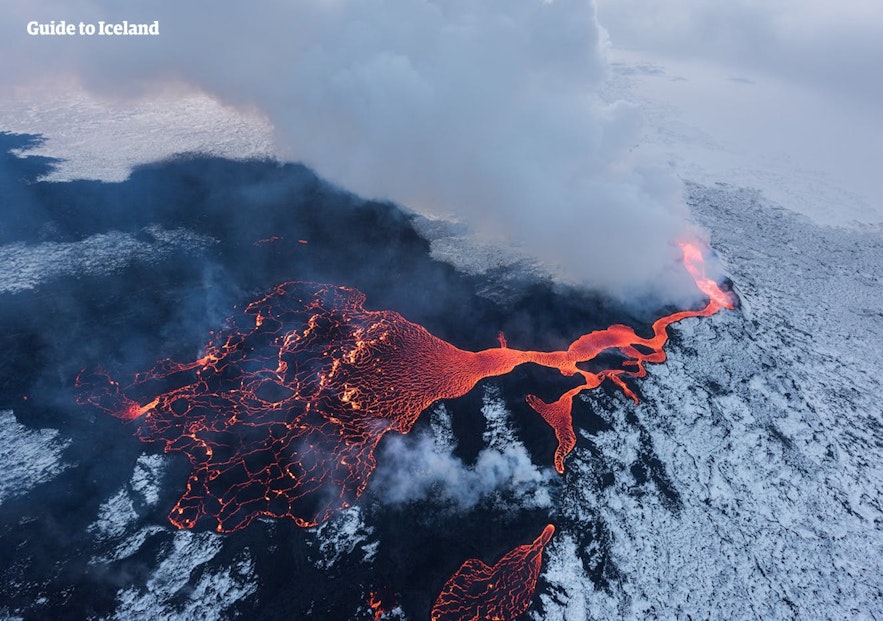 冰岛位于火山地震带上，是名副其实的冰与火之国
