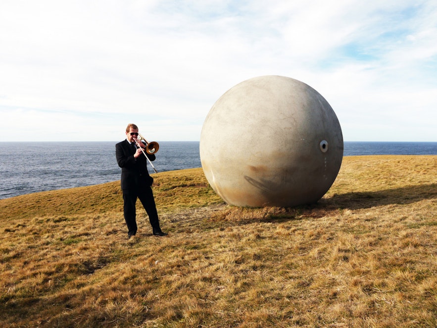 格里姆塞小岛的北极圈之球雕塑