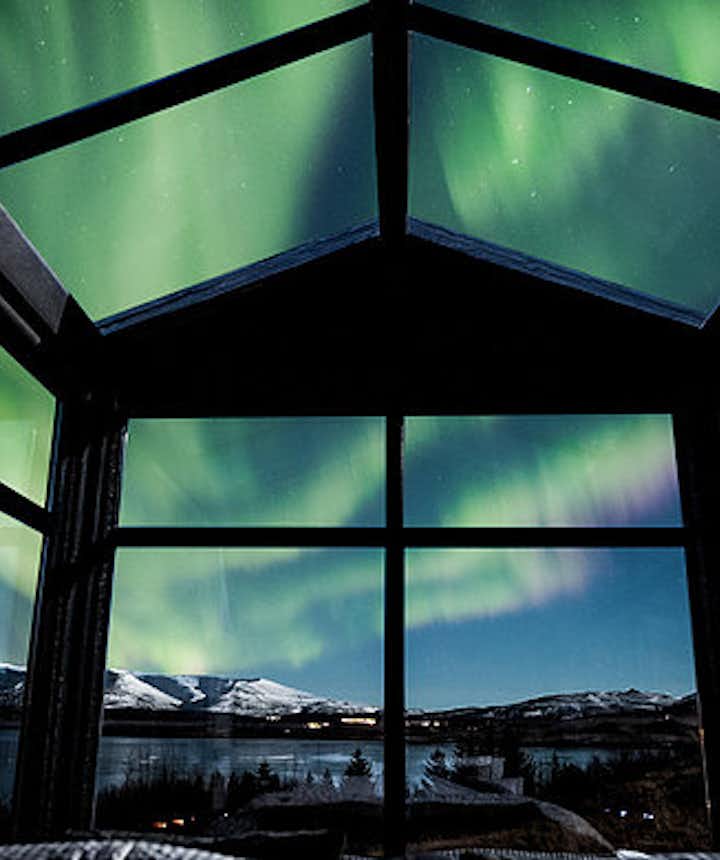 冰岛玻璃屋体验｜夏的粉色之夜，冬的星空与极光