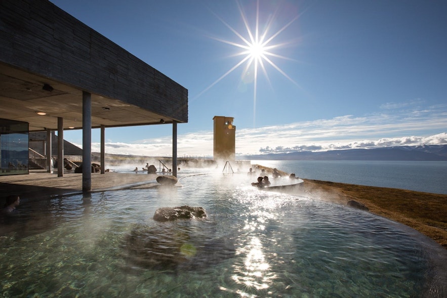 อ่างอาบน้ำที่จีโอซีไม่เหมือนกับสระน้ำร้อนที่อื่นส่วนใหญ่ในไอซ์แลนด์ตรงที่ที่นี่เป็นน้ำทะเลร้อน