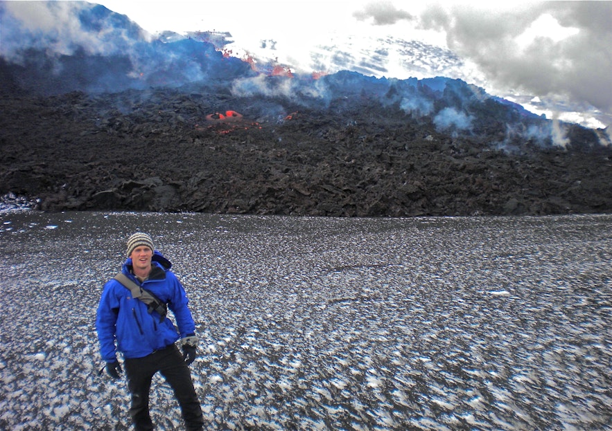 エイヤフィヤットラヨークトル火山に立つ男性