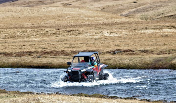 全地形车buggy的马力及性能足以征服冰岛高地的各种深浅河流