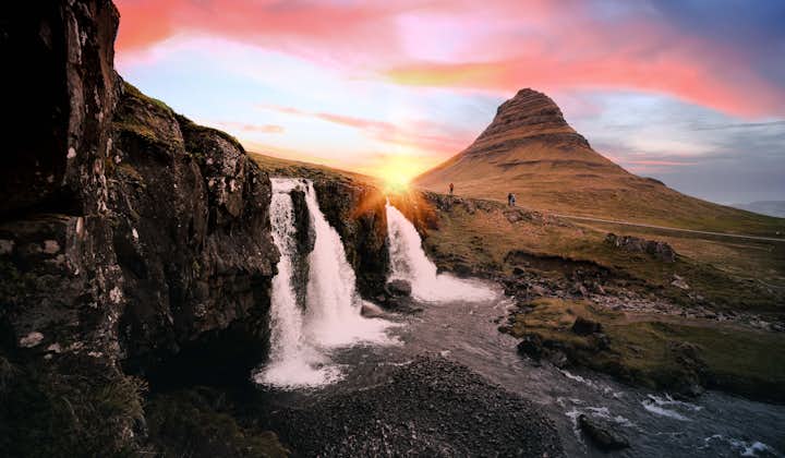 夕阳西下时分的冰岛斯奈山半岛教会山瀑布