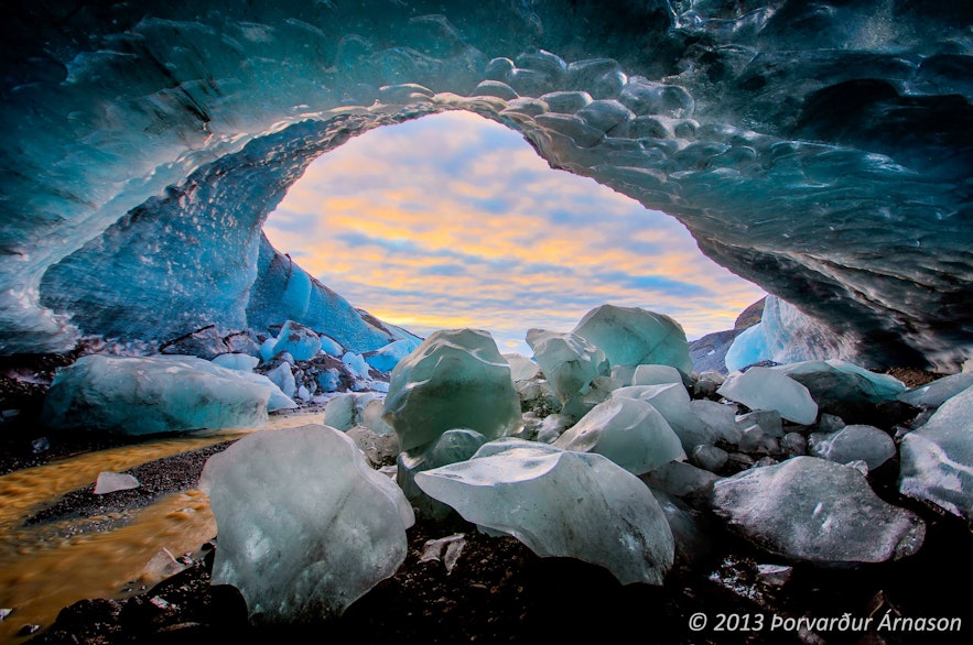 冬の間だけ入っても安全な氷の洞窟