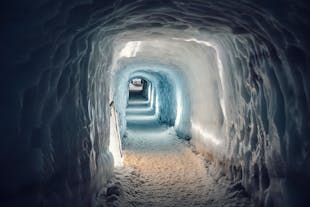 ラングヨークトル氷河のアイストンネル | 現地集合