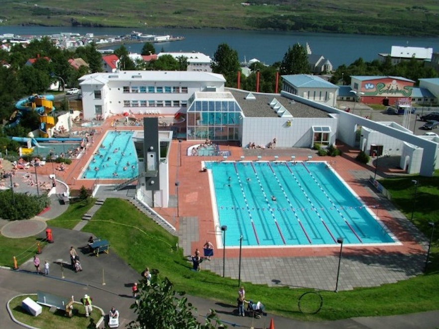 Das Schwimmbad von Akureyri, Foto von Gísli Lórenzson