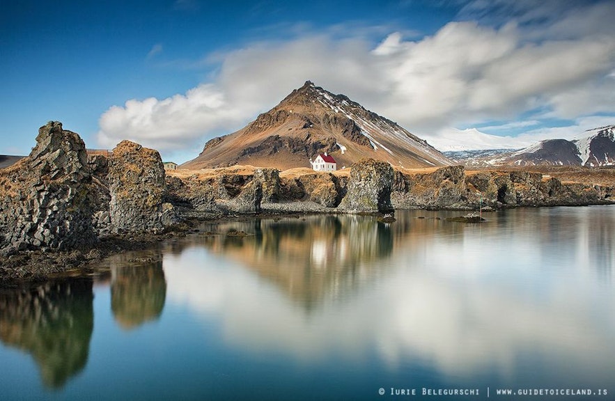 冰岛斯奈山半岛上的阿尔纳斯塔皮渔村（Arnarstapi）