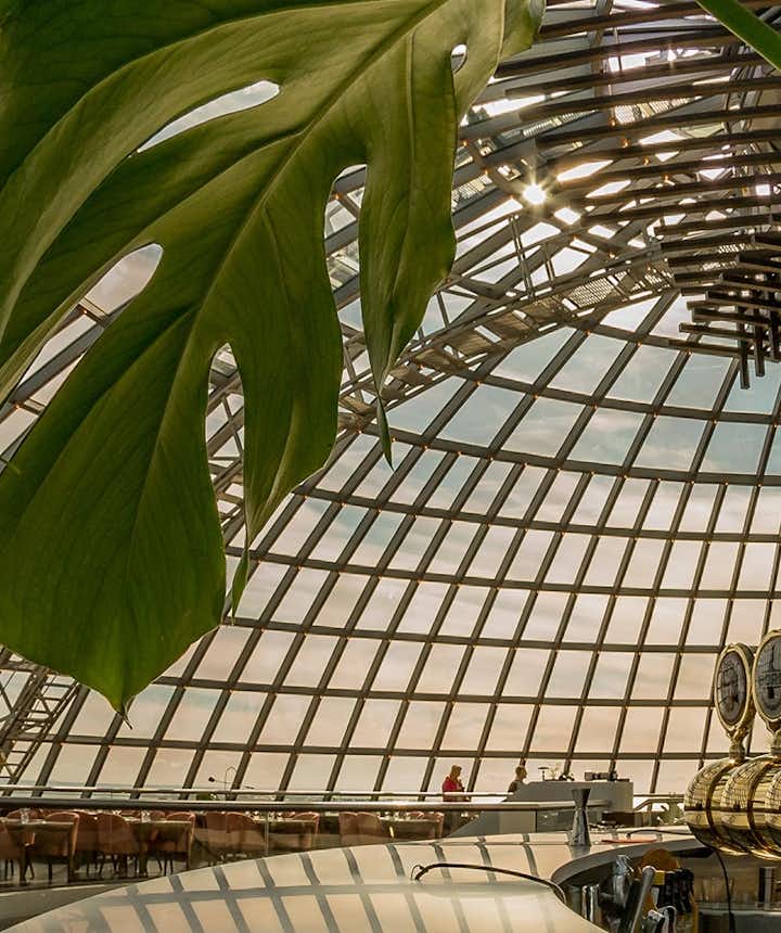 珍珠楼的顶层旋转餐厅有着美丽的玻璃穹顶