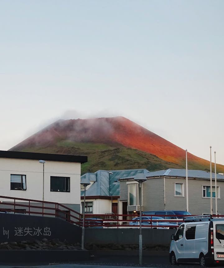 西人岛几十年前刚刚爆发过的火山Helgafell