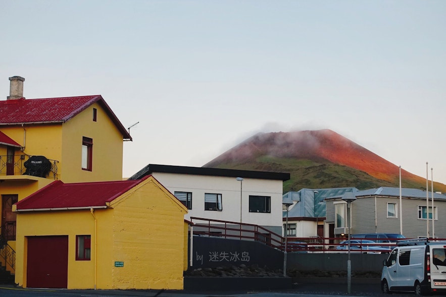 西人岛几十年前刚刚爆发过的火山Helgafell