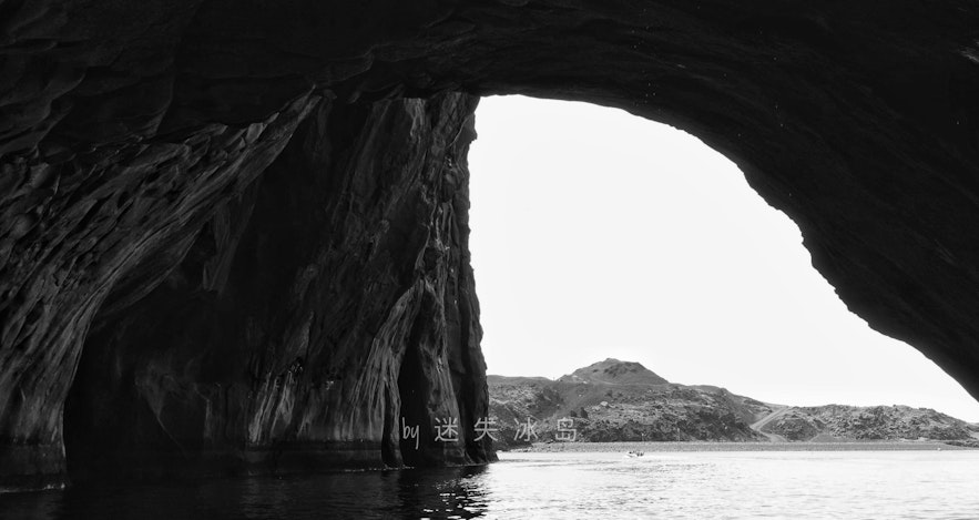 西人岛有很多非常深的崖洞