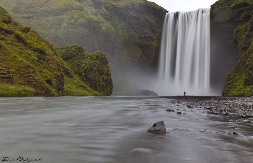冰岛南岸的斯科加瀑布，又名森林瀑布、彩虹瀑布