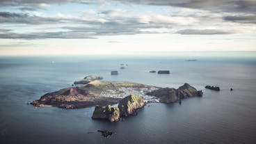 Guidet 12,5 timers tur til de vulkanske Vestmannaøer med transport fra Reykjavik