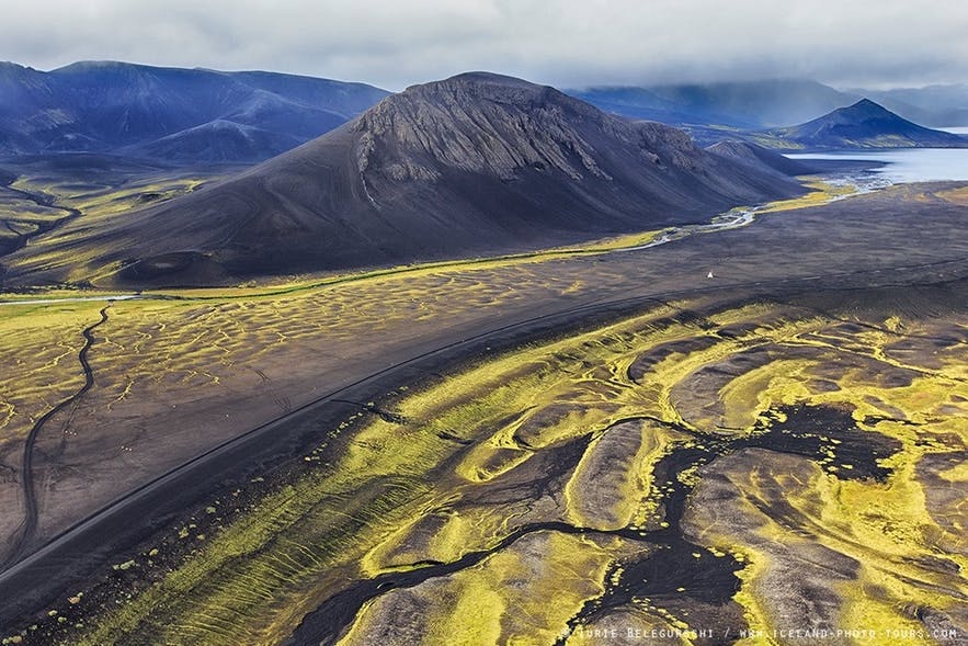 Kolorowe krajobrazy islandzkiego interioru.