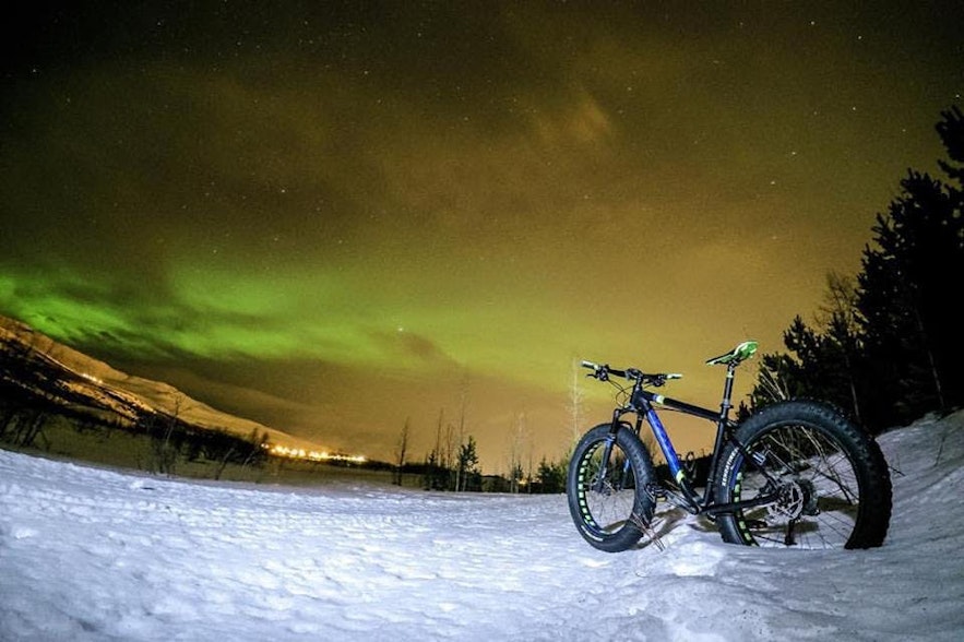 Wycieczka rowerowa po Islandii w trakcie zimy.