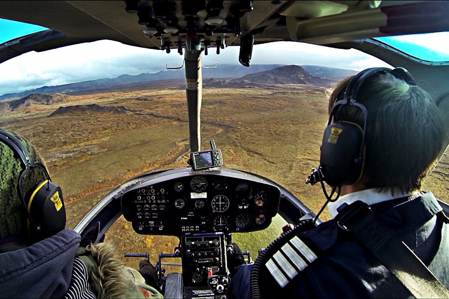Lot helikopterem nad kraterami wulkanów.