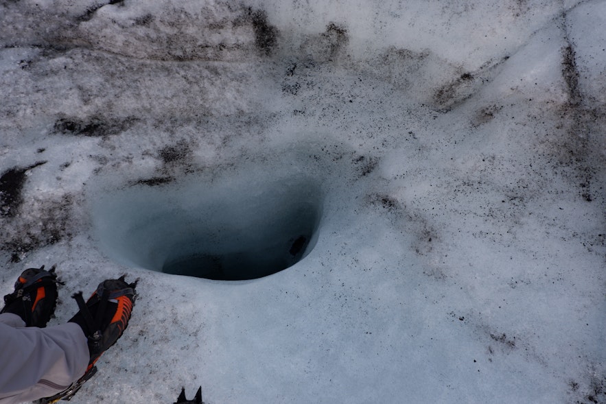 빙하가 녹아내려 생긴 깊은 구멍은 아주 위험합니다.
