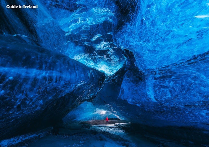 Den häpnadsväckande kristallika insidan i en isländsk isgrotta.