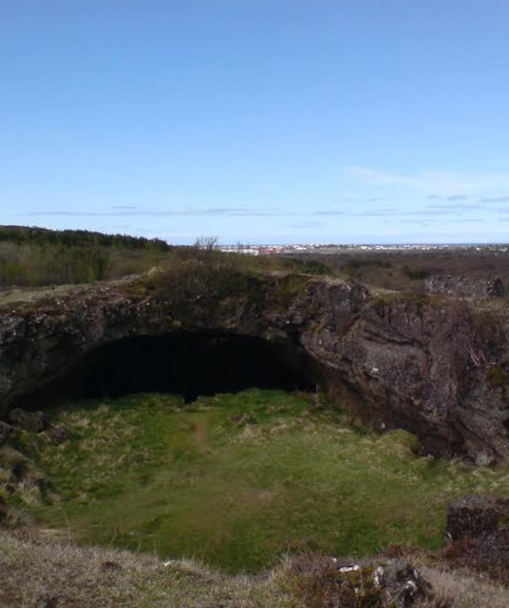 Grotte de Maríuhellar par Clavious Rork via Wikimedia commons