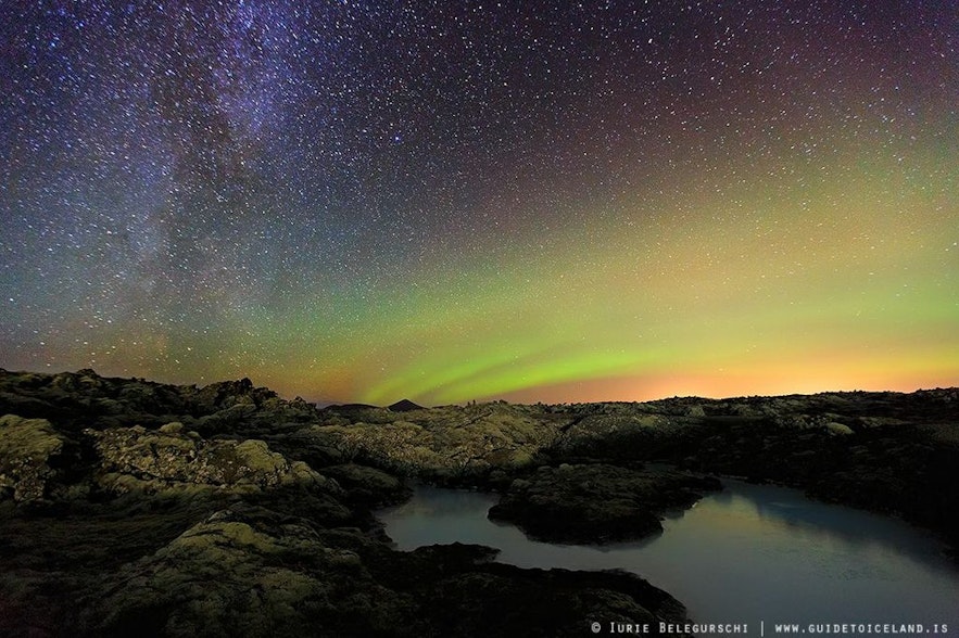 Ein Aurora-Regenbogen über dem Þingvellir-Nationalpark.