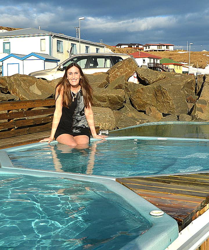Regína in The hot tubs by the sea in Drangsnes