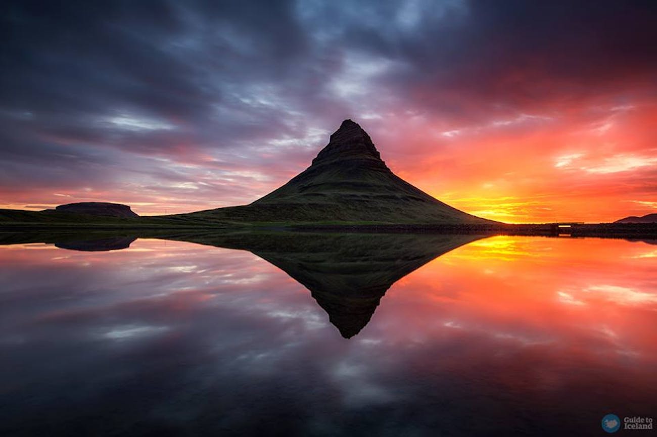 Kirkjufell, na Islândia Ocidental, ao pôr-do-sol