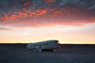 厳しい自然環境の中に取り残されたDC-3の飛行機の残骸は非日常感溢れる不思議な風景。