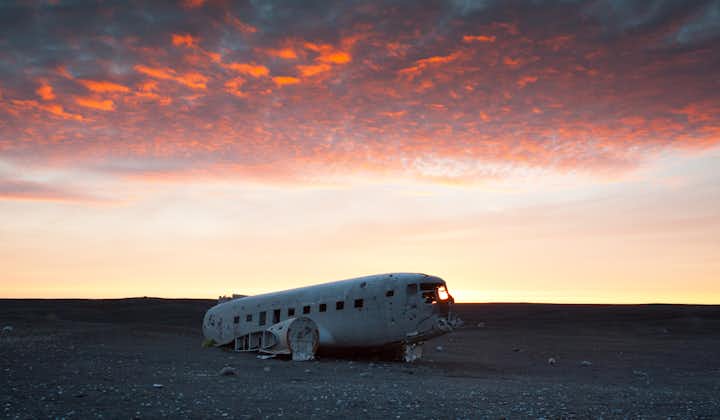 De lichtcontrasten rond het gebied creëren ongelooflijke onderwerpen voor foto's, waardoor het DC-3 vliegtuigwrak een favoriete plek is voor fotografen die IJsland bezoeken.