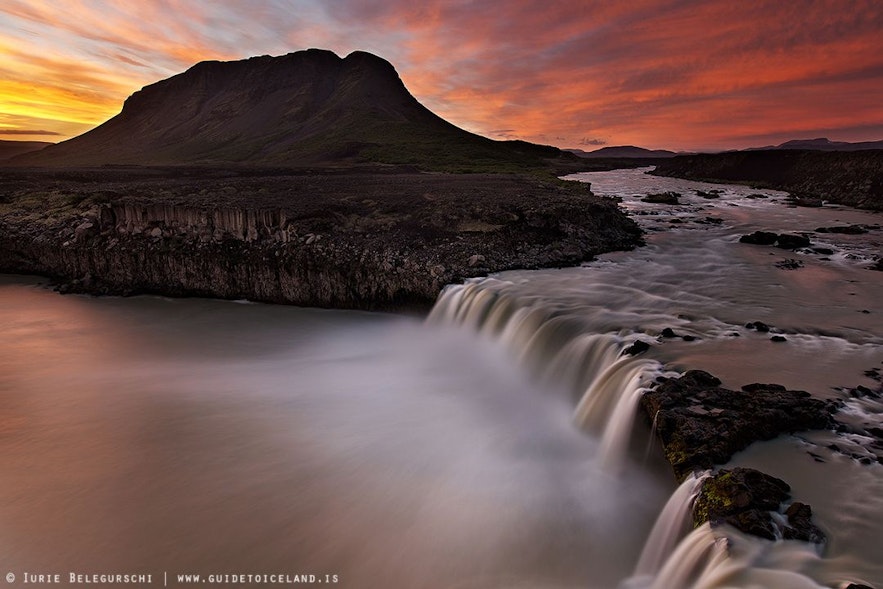 Białe noce panujące latem na Islandii, jeden z wodospadów