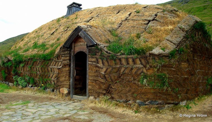 Eiríksstaðir位于冰岛西部，原为“红胡子”埃里克(Erik the Red)以及“幸运者”莱夫·埃里克松(Leifr Eiríksson)的定居之地