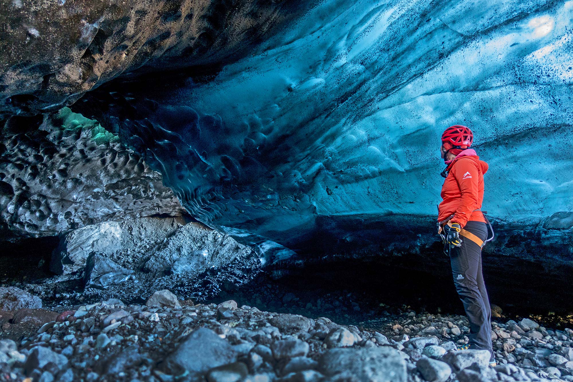 volcano cave tour iceland        
        <figure class=