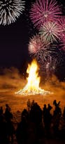 每逢新年，冰岛首都雷克雅未克各地就会燃放起烟花、点燃起篝火