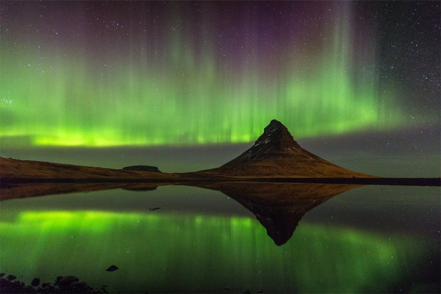 冰島斯奈山半島教會山與極光
