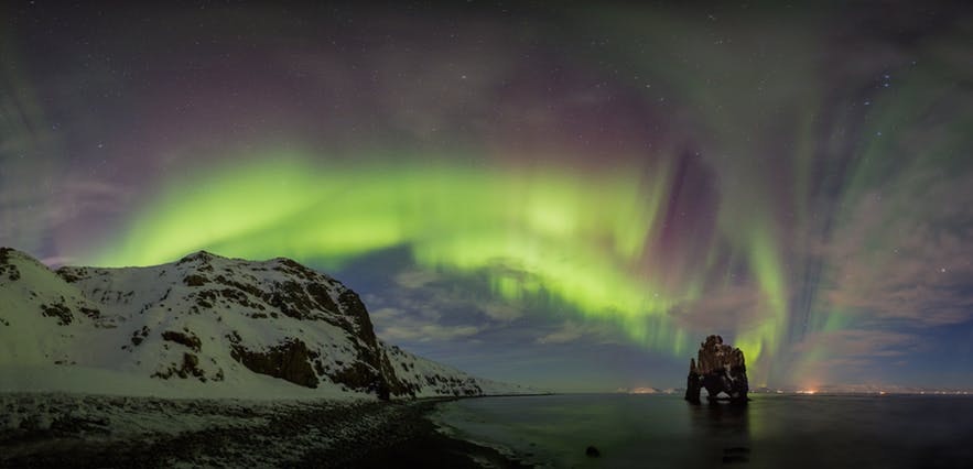 冰島北部Hvítserkur犀牛石的極光全景