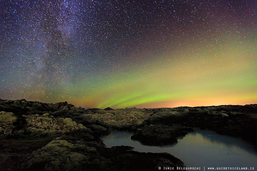 별이 찬란한 밤에 오로라를 촬영하면, 지평선 너머 일출처럼 보이는 멋진 모습을 촬영할 수 있습니다