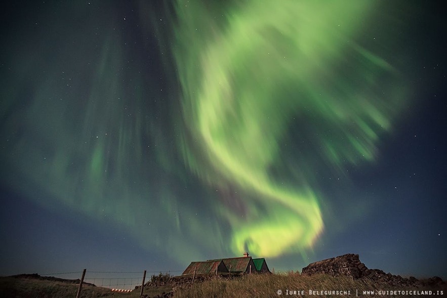 冰岛乡村一座古老草皮房教堂上方的北极光。