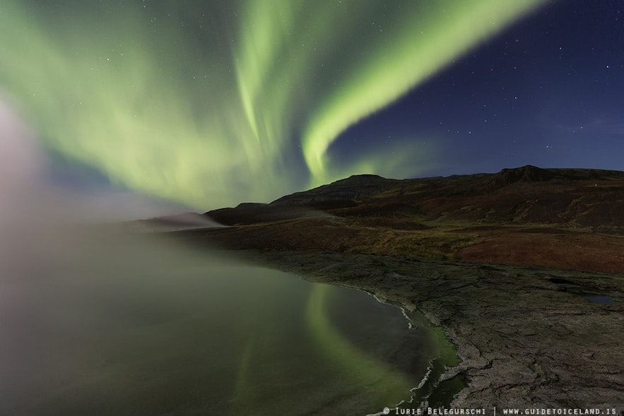 Der Nebel des Gewässers kreiert eine mythische Atmosphäre für dieses Nordlichter-Foto