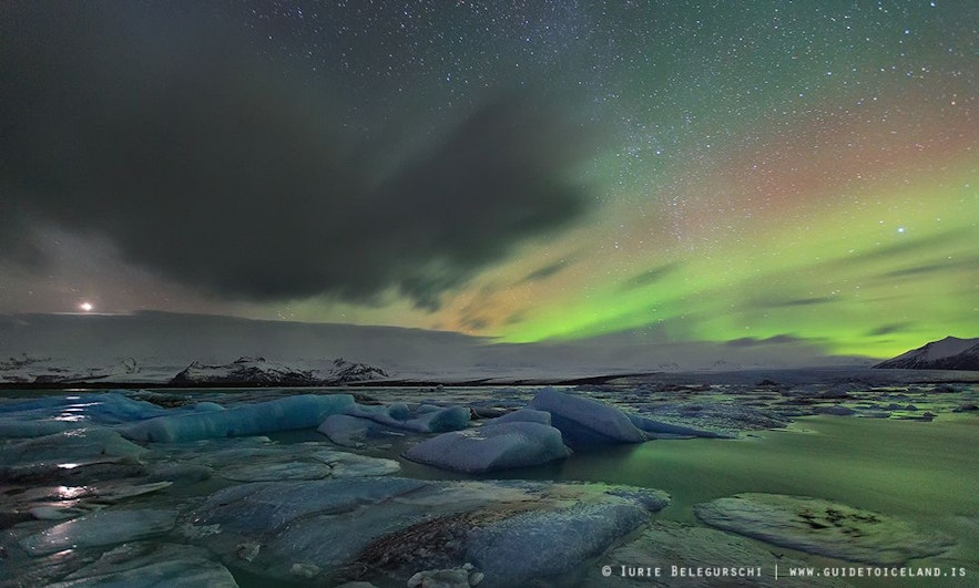 极光在杰古沙龙冰河湖上空翩翩起舞。
