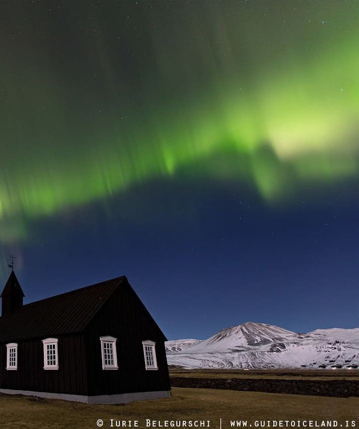 Die schwarze Kirche von Búðir bietet eine tolle Kulisse für die Aurora