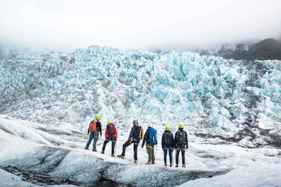 氷河ハイキングでは氷河の世界を体感することができる